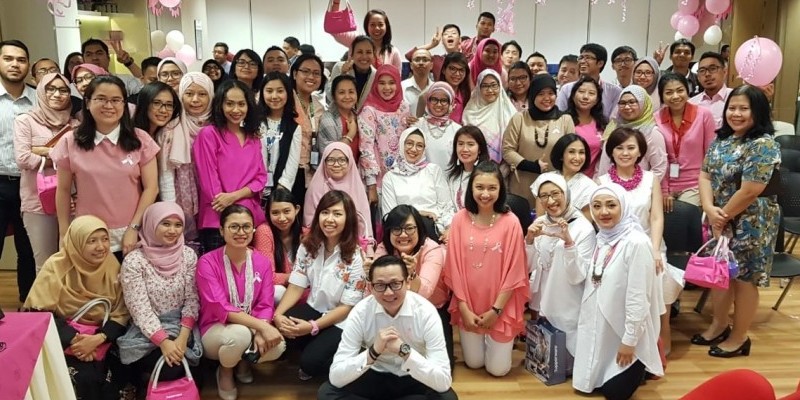 Foto bersama karyawan Tupperware Indonesia dengan Yayasan Daya Dara Indonesia(Love Pink Indonesia) Usai acara Pink Talk di Kantor Tupperware Indonesia di South Quarter, Jakarta Selatan