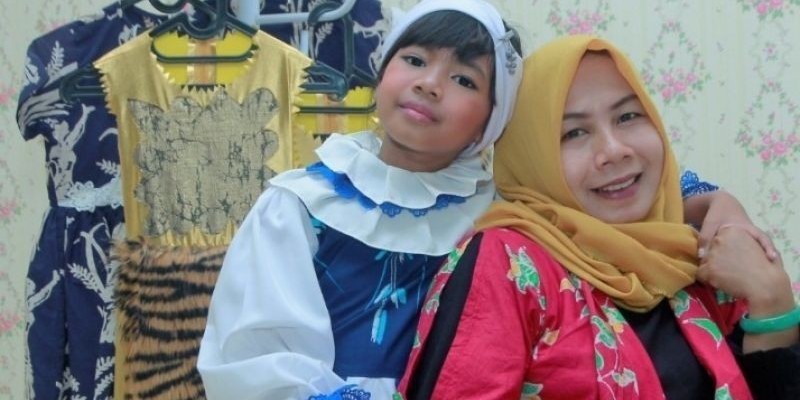 Disainer cilik asal Bekasi Akeyla bersama Mama Ina