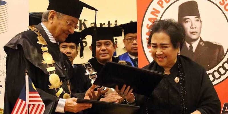Mahathir Mohamad bersama pendiri Universitas Bung Karno, Rachmawati Soekarnoputri, di Jakarta, 2016.