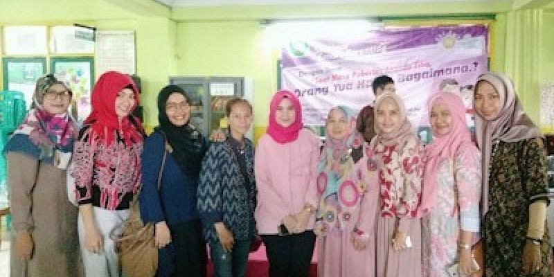 Komite SD Laboratorium Jakarta berfoto bersama Kepala Sekolah Isnarti, MM, dan Irma Gustiana, M.Psi., Psi selaku Pembicara