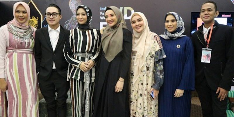 Kolaborasi Wardah dan Dian Pelangi, Barli Asmara, Ria Miranda, Zaskia Sungkar, Khanaan, dan Malik Moestaram di IFW 2019.