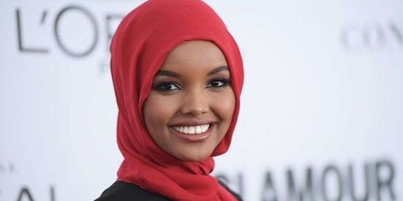 Halima Aden merupakan contoh muslimah yang senantiasa menebar aura positif melalui aktivitasnya sebagai supermodel, aktivis kemanusiaan, maupun duta UNICEF.