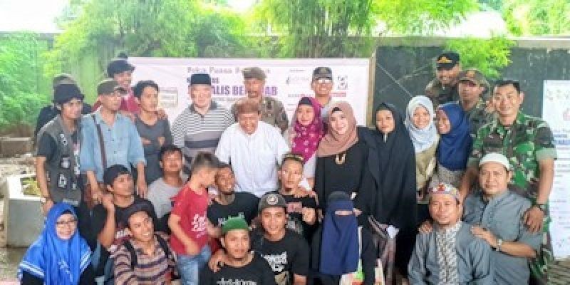 Wakil Wali Kota Jakarta Selatan Isnawa Adji mengapresiasi KJB Indonesia dalam indahnya berbagi bersama anak-anak jalanan dan komunitas punk Muslim di Tebet, Jakarta Selatan. (foto: KJB)