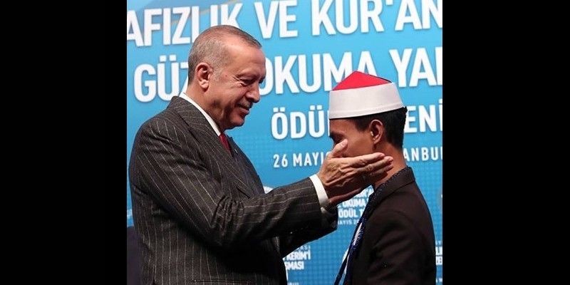 Presiden Turki Recep Tayyip Erdogan memberikan ucapan selamat kepada Syamsuri Firdaus/Ist 