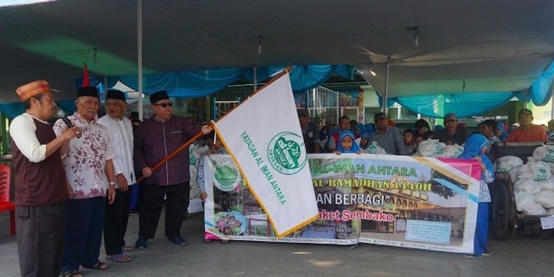 Ketua Pembina Yayasan Al Iman Antara, Muhammad Yusuf Ateh, melepas tim pembagi sembako di Bekasi Barat, Kota Bekasi, Sabtu (25/5)/Humas Yayasan Al Iman Antara