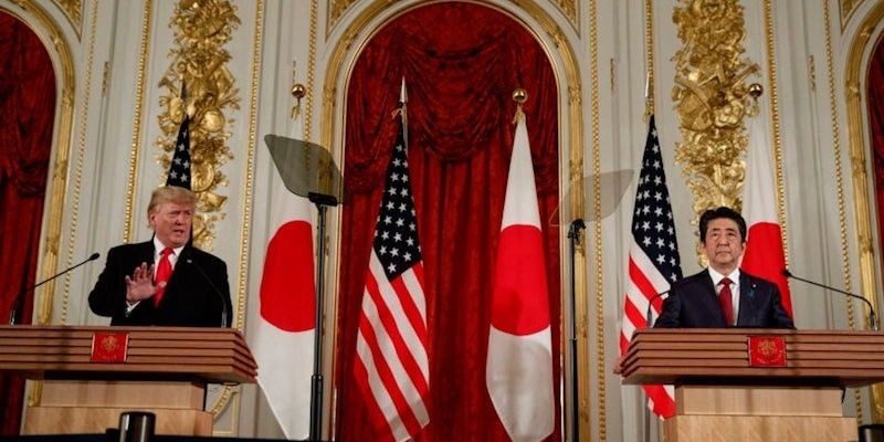 Presiden AS Donald Trump dan Perdana Menteri Jepang Shinzo Abe dalam jumpa pers di Tokyo, 27 Mei 2019.