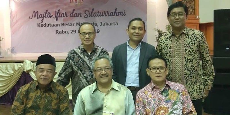 Duduk dari kiri ke kanan: Ketua Ikatan Setiakawan Wartawan Malaysia-Indonesia (Iswami) Asro Kamal Rokan, Dutabesar Malaysia, Zainal Abidin Bakar dan Prof Rohmin Dahuri. Berdiri dari kiri ke kanan: mantan Dubes RI di Kanada Teuku Faizasyah, DR Nizam, dan C