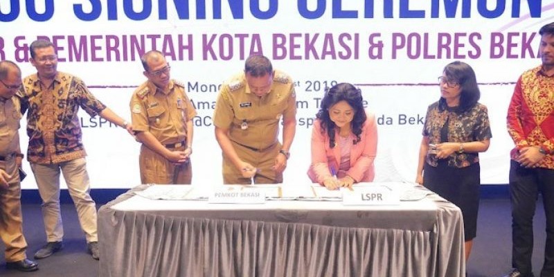 Penandatanganan MOU Kerjasama LSPR dan Pemkot Bekasi oleh Ibu Prita Kemal Gani, MBA, MCIPR, APR dan Bapak Wakil Wali Kota Dr. Tri Adhianto Tjahyono