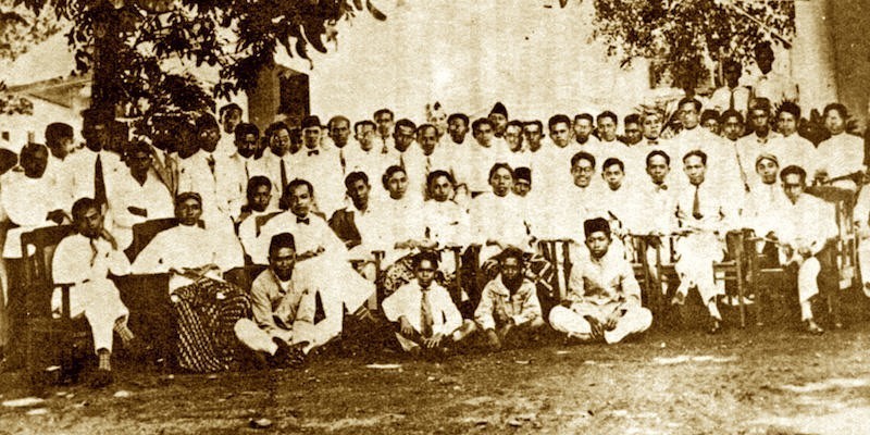 Peserta Kongres Pemuda Kedua, 28 Oktober 1928 di halaman gedung tempat kongres dilaksanakan, di Jalan Kramat Raya No. 106.  