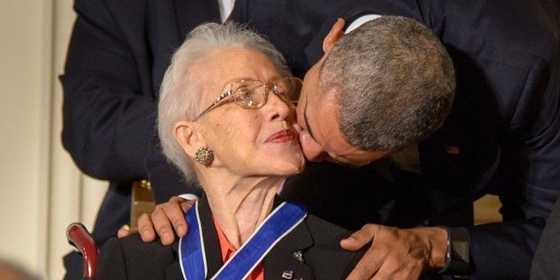 Presiden Barack Obama mencium Katherine Johnson usai mengalungkan Presidential Medal of Freedom tahun 2015.
