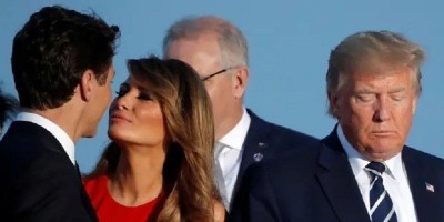 Setelah Ivanka, Kini Melania Tertangkap Kamera Lempar Tatapan 