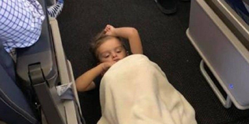 Foto Braysen tidur di lantai pesawat/CNN