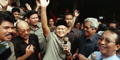 BJ Habibie Selalu Menggunakan  Pulpen Tinta Biru dan Merah.