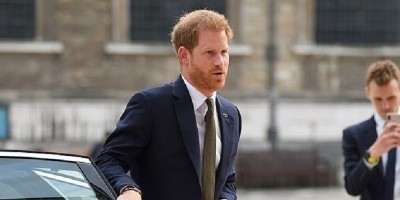 Dobrak Tradisi Kerajaan, Pangeran Harry Tutup Pintu Mobil Sendiri