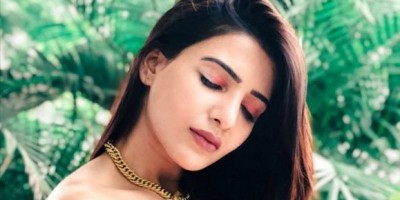 Samantha Akkineni Memukau dengan Gaun Ruffle Oranye