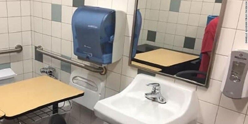 Foto meja belajar yang diambil  Danielle Goodwin/CNN