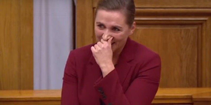 Perdana Menteri Denmark Mette Frederiksen saat tidak mampu membendung tawa/Net
