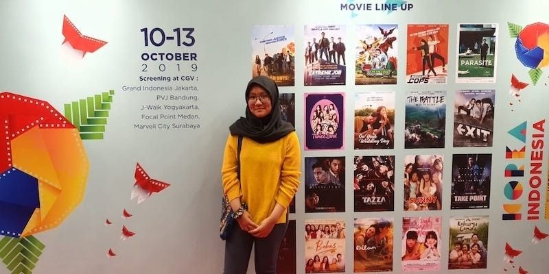 Seorang pengunjung berfoto di arena pembukaan Korea Indonesia Film Festival (KIFF) 2019 di CGV Grand Indonesia, Kamis malam (10/10). 