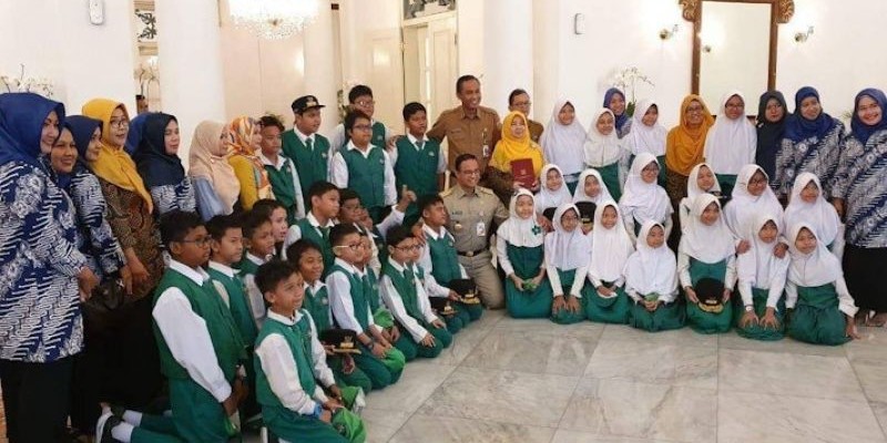 Gubernur DKI Jakarta, Anies Baswedan, bersama siswa SD Laboratorium Jakarta Timur