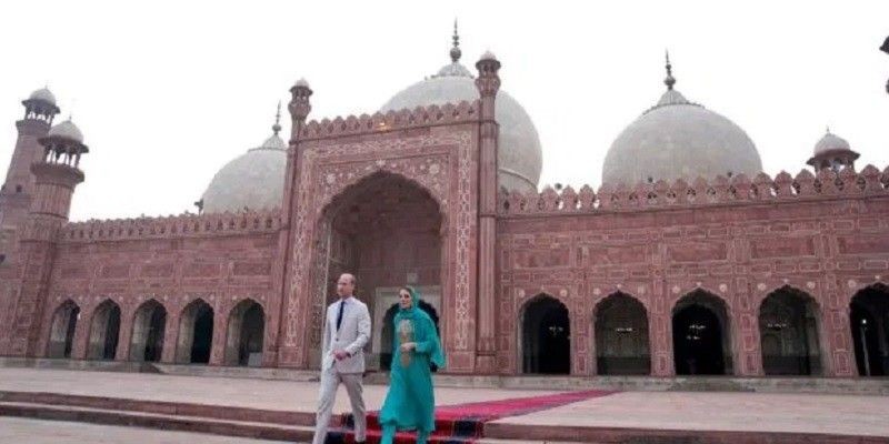 Pangeran William dan Kate Middleton saat berkunjung ke masjid bersejarah di Lahore/Net