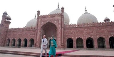 Mengintip Pesona Kate Middleton Dalam Balutan Kerudung Saat Berkunjung Ke Masjid Lahore