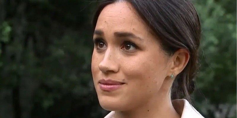 Meghan Markle saat tampak membendung air mata/Repro