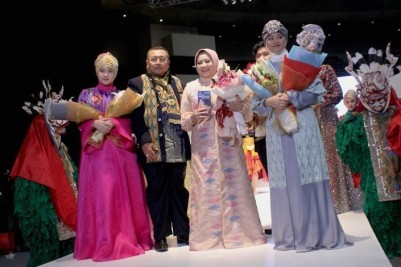 Masyarakatkan Tenun Songket, Desainer Anna Mariana Gelar Karyanya di IMFW 2019 