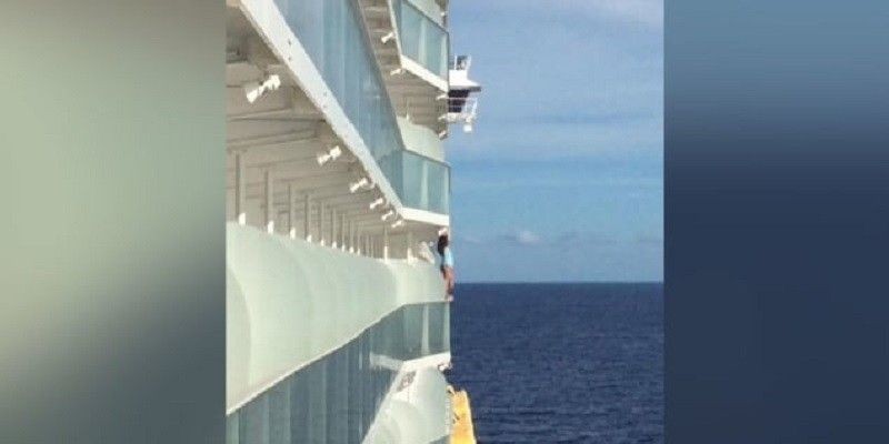 Foto wanita yang mengambil selfie berbahaya di kapal pesiar/Net