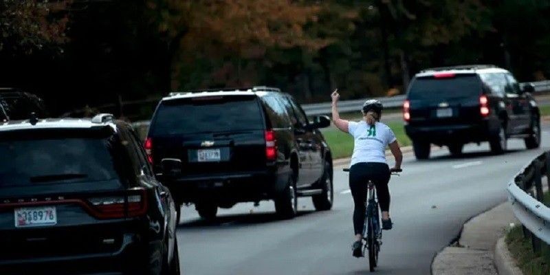 Juli Briskman saat mengacungkan jari tengah kepada iring-iringan mobil Presiden Amerika Serikat Donald Trump tahun 2017 lalu/The Guardian