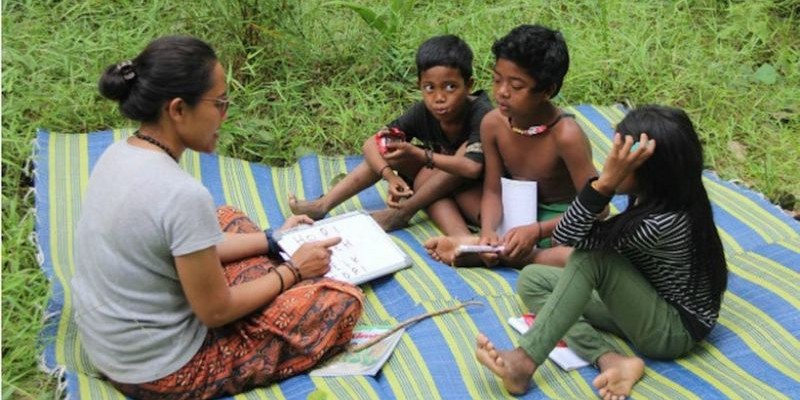 Yohana Pamella Berliana Marpaung saat mengajar anak-anak Suku Rimba, Sarolangun, Jambi/Net