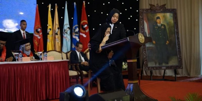 Rachmawati Soekarnoputri menangis terharu di hadapan para wisudawan Universitas Bung Karno, Rabu (27/11)