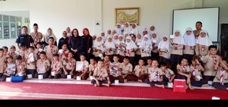 Siswa-siswi SD Al Azhar Syifa Budi,Bogor-BNR berfoto bersama tim Farah.id usai menerima pelatihan singkat menulis berita dan pengenalan kegiatan jurnalistik/Ist