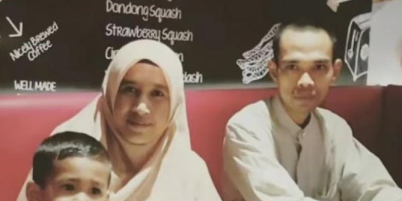 Ustad Abdul Somad bersama Mellya Juniarti dan putra semata wayang mereka/Net