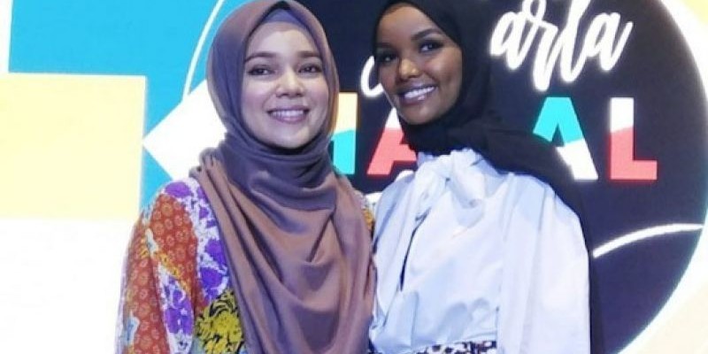 Halima Aden bersama Dewi Sandra/Sarwono