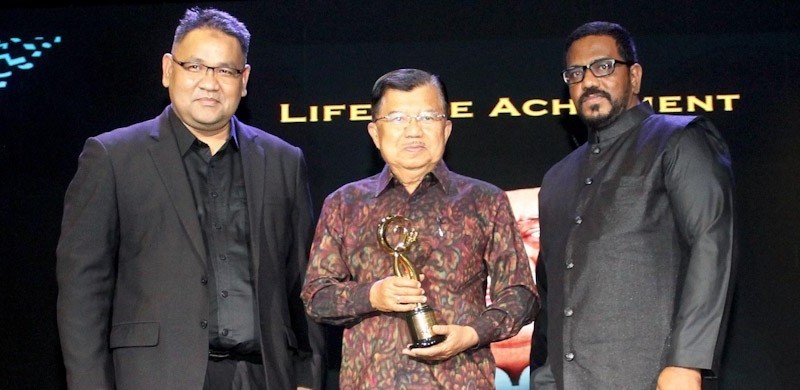 JK saat menerima penghargaan dari Moeslim Choice