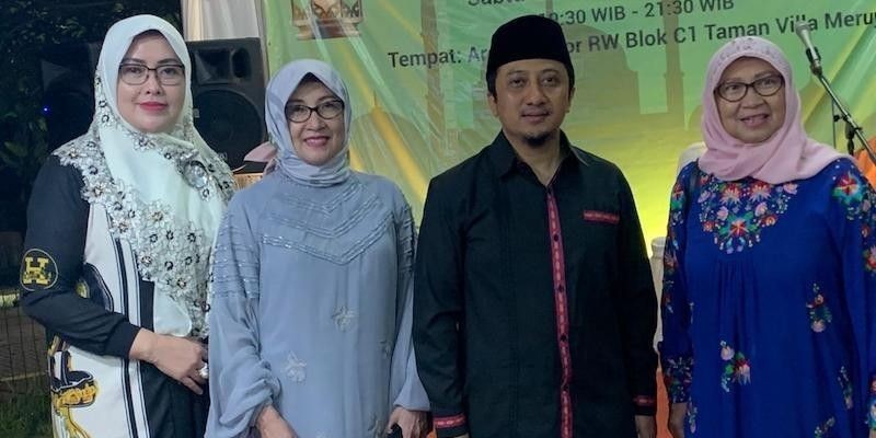 Ustad Yusuf Mansyur bersama kaum Ibu di Perumahaan Villa Meruya.  