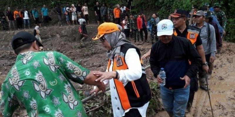 Bupati Bogor Ade Yasin saat terjun langsung meninjau korban lonsor di Desa Pasir Madang, Bogor/ Ist