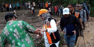 Ade Yasin, Turun Naik Bukit Dan Terperosok Lumpur Demi Korban Longsor