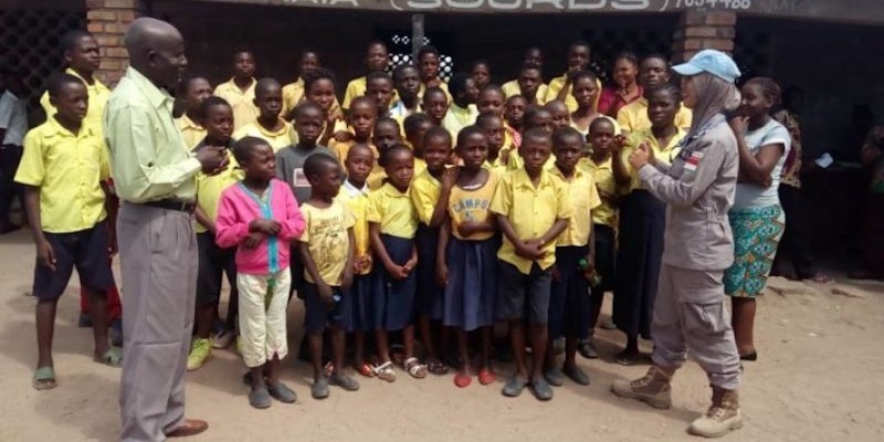 Nova memberi motivasi kepada anak-anak di Kongo/Net