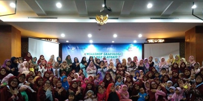 Keceriaan dalam kebersamaan segenap anggota, panitia, dan pengisi acara pada acara milad Ibu Profesional Ke-8 di Hotel Balairung, Jakarta Timur (19/1)/Ist