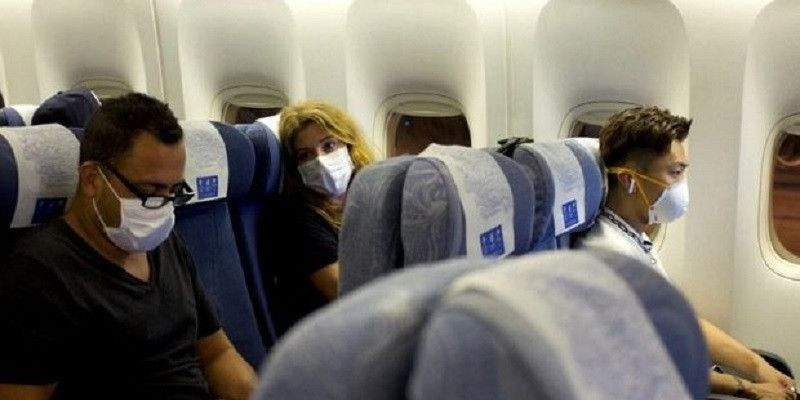 Penumpang mengenakan masker untuk mencegah penularan virus corona di pesawat/Net