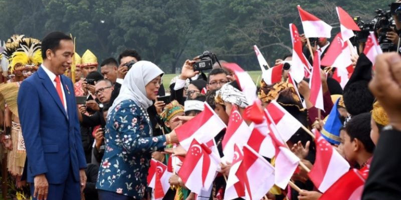 Presiden Singapura Halimah Yacob bersama Presiden Jokowi menerima sambutan para pelajar Indonesia dalam kunjungannya ke Istana Bogor/Ist