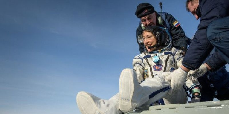 Astronot Christina Koch ketika mendarat di bumiNet