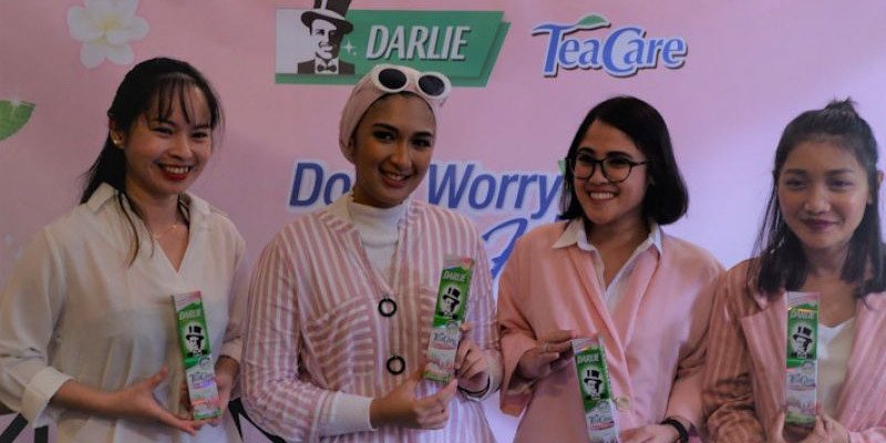 Jenny Chua, Brand Manager, Darlie Indonesia, Raras Ocvi, Dita Bocil, Fitri Tasfiah setelah sharing session di acara media gathering Afternoon Tea with Darlie/Ist