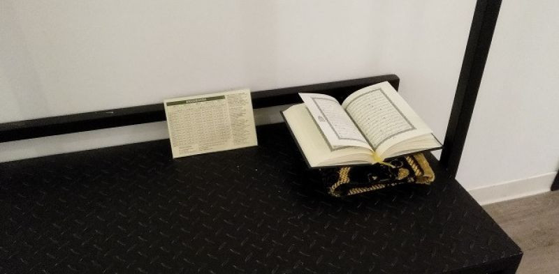 Al Quran, sajadah, dan informasi mengenai jadwal sholat di Amba Hotel, Taipei, Taiwan/RMOL 