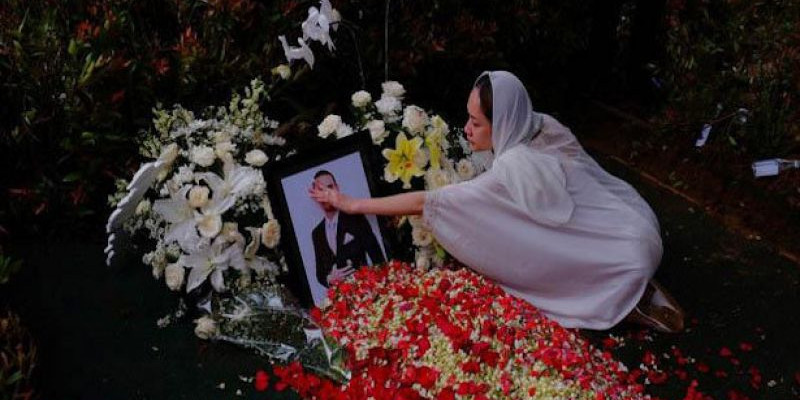 Bunga Citra Lestari bersimpuh mengusap foto Ashraf Sinclair di pemakaman San Diego Hills, Karawang, Jabar, Selasa (18/2/2020).