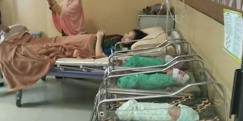 Jumi Astuti dan ketiga bayi kembarnya yang dilahirkan di tanggal cantik/Net