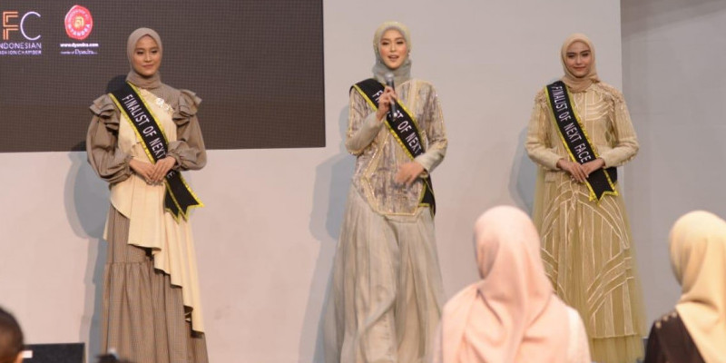 Ketiga finalis The Next Face MUFFEST 2020 saat berada di atas panggung penjurian/Foto : Agung Hadiawan