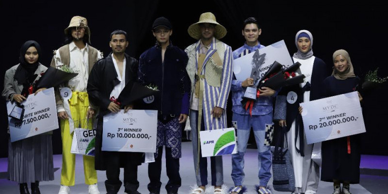 Para pemenang Modest Young Designer Competition saat menerima penghargaan di atas panggung perhelatan Muslim Fashion Festival 2020 di Jakarta Convension Center (23/02)/ Foto : Agung Hadiawan