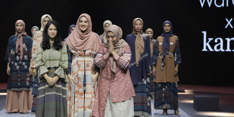 Memadukan warna hangat terracotta, salmon, dan beige dengan sage, navy, dan turqoise koleksi Cadiya by KAMI diharapkan mampu menarik minat pecinta mode tanah air/ Foto : Agung Hadiawan